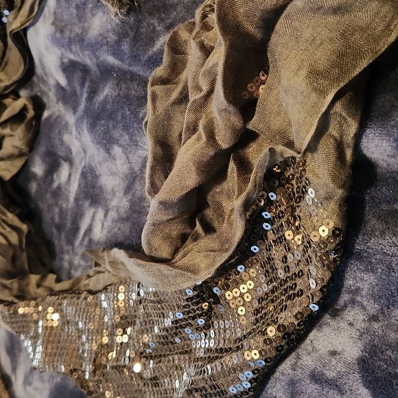 Women's Scarves - Picture 14 of 16